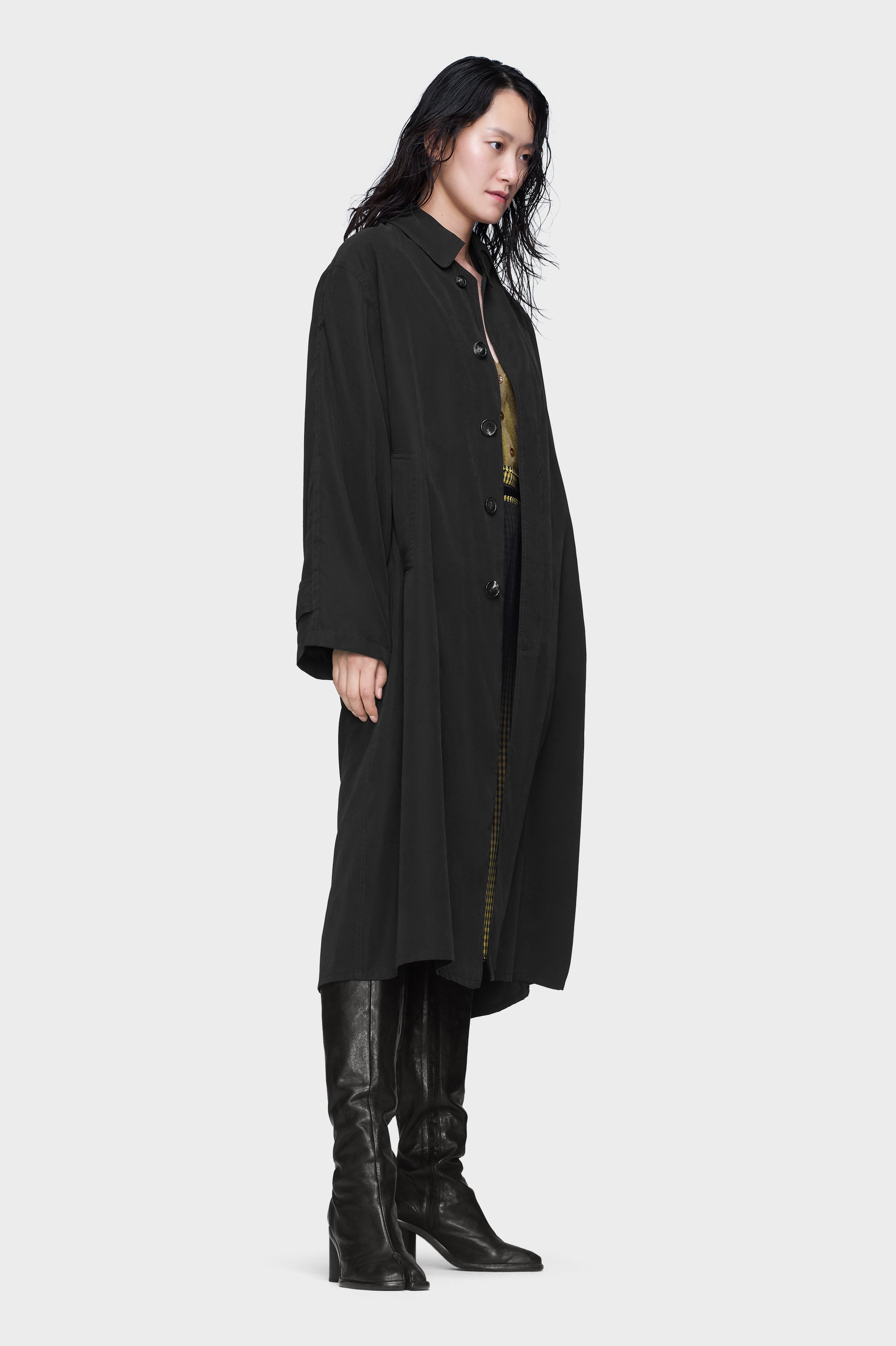 MM6 フェイクレザーコート（パテント） Designer Black Peached trench coat | Shop Online | Maison Margiela