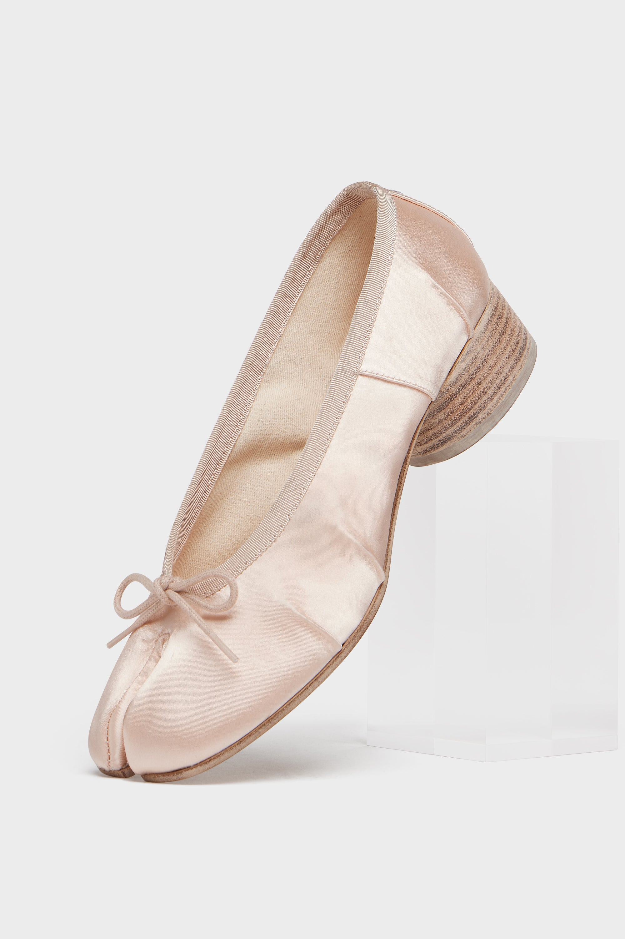 Maison Margiela tabi satin ballet 足袋シューズ Maison Margiela PARIS FEMME Satin Tabi バレエシューズダスティ