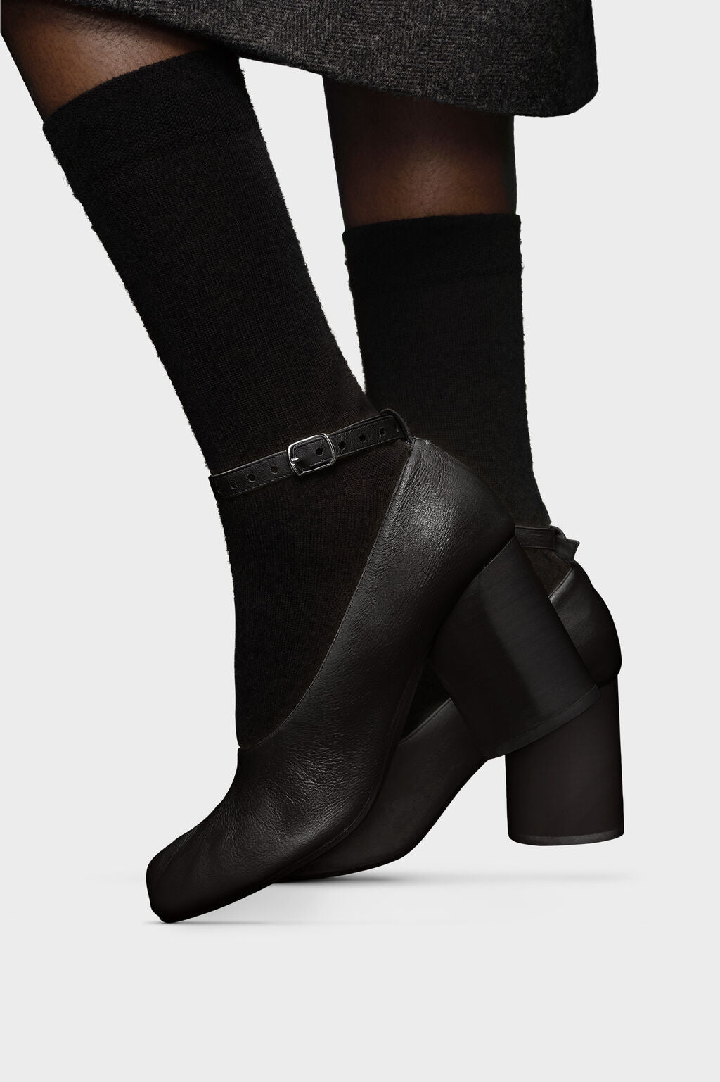 靴 MaisonMargiela ANKLE STRAP TABI PUMPS Designer Black Tabi pumps | Shop Online | Maison Margiela