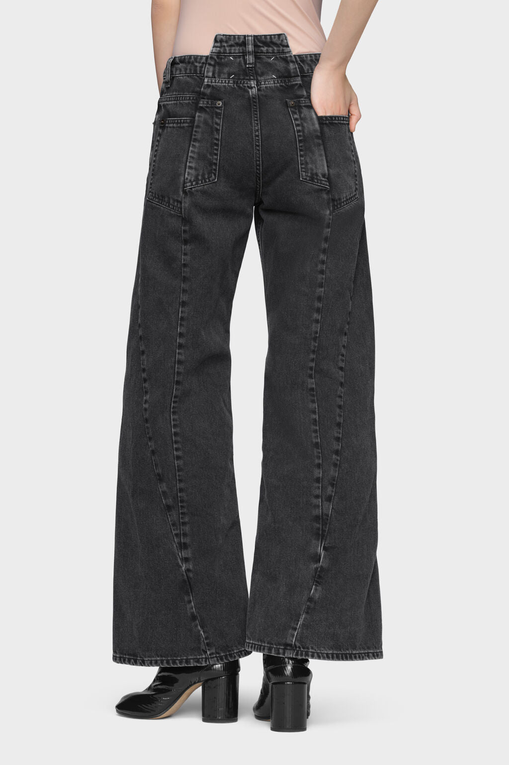 Cut-out jeans
