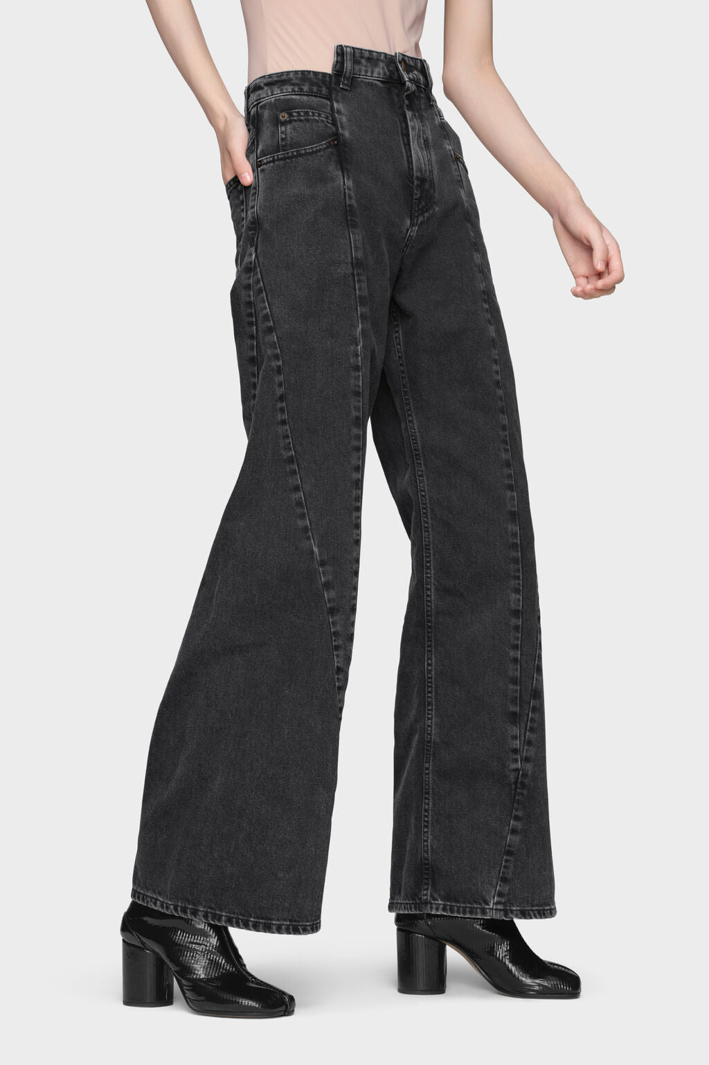 Cut-out jeans