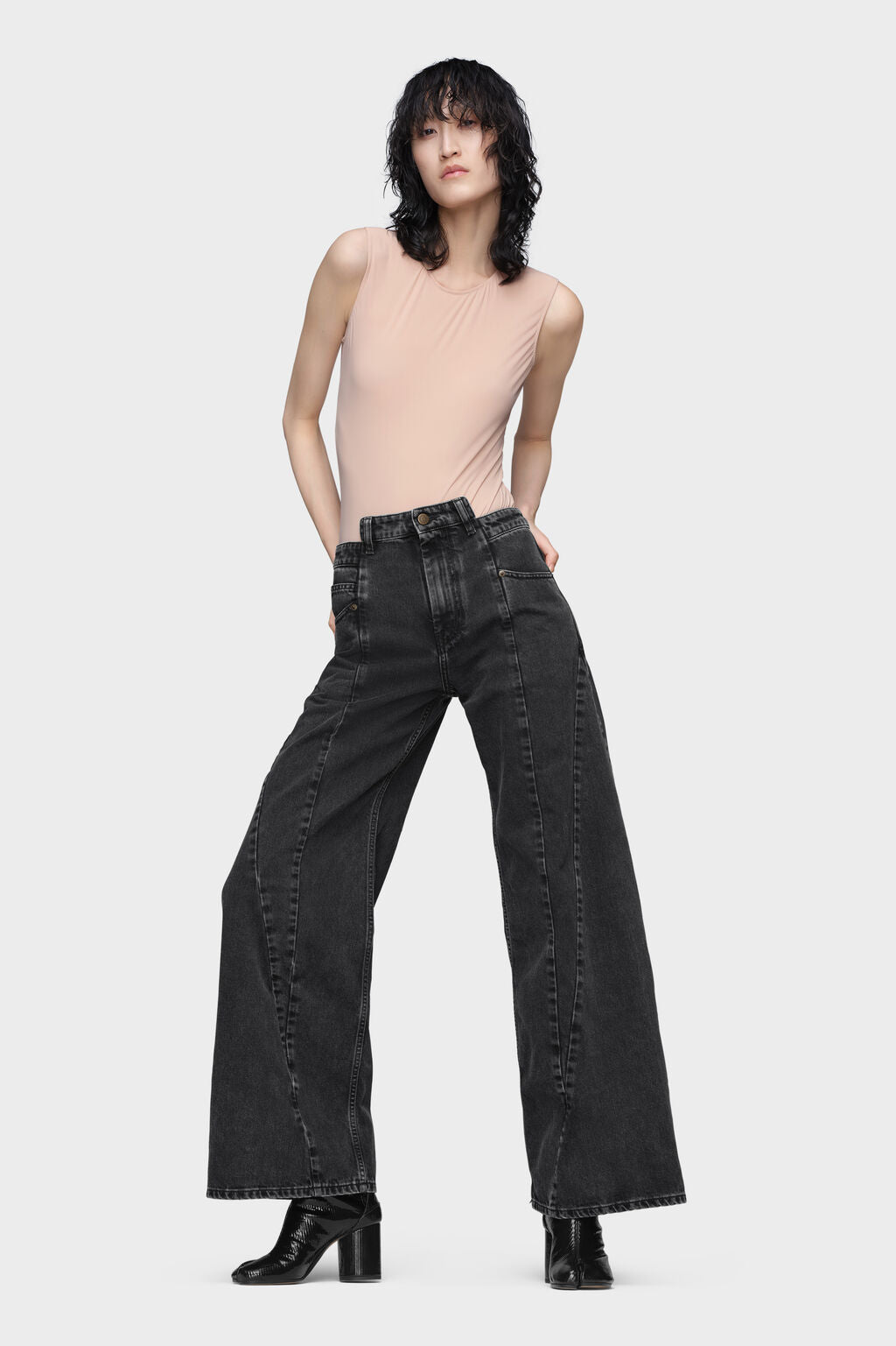 Cut-out jeans